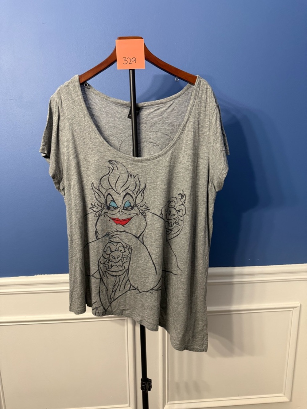 torrid Gray Scoop Neck Graphic Tee with Ursula Print
